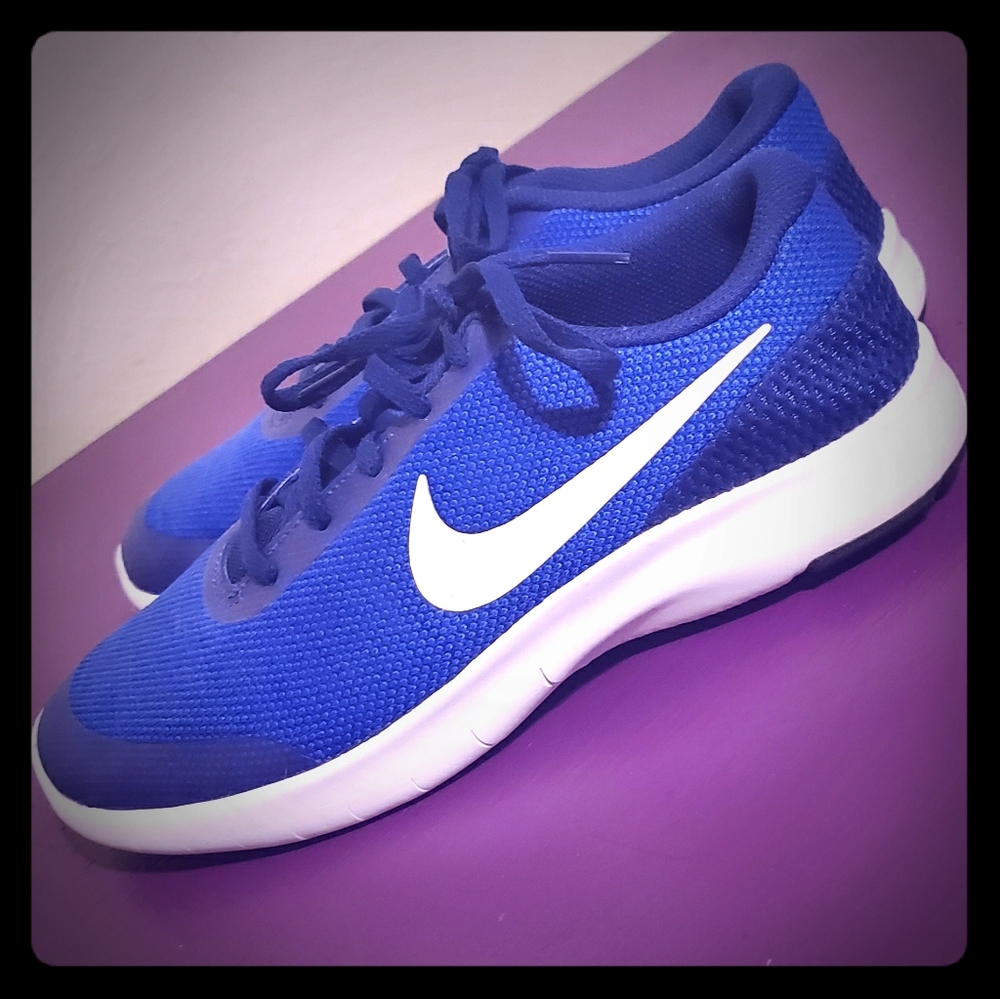 navy blue Nike running shoes